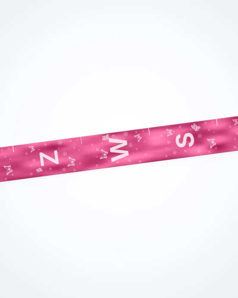 Urodzinowy Banner Proporczykowy – wstążka satynowa 100 mm, Ciemny róż, nadruk Biały