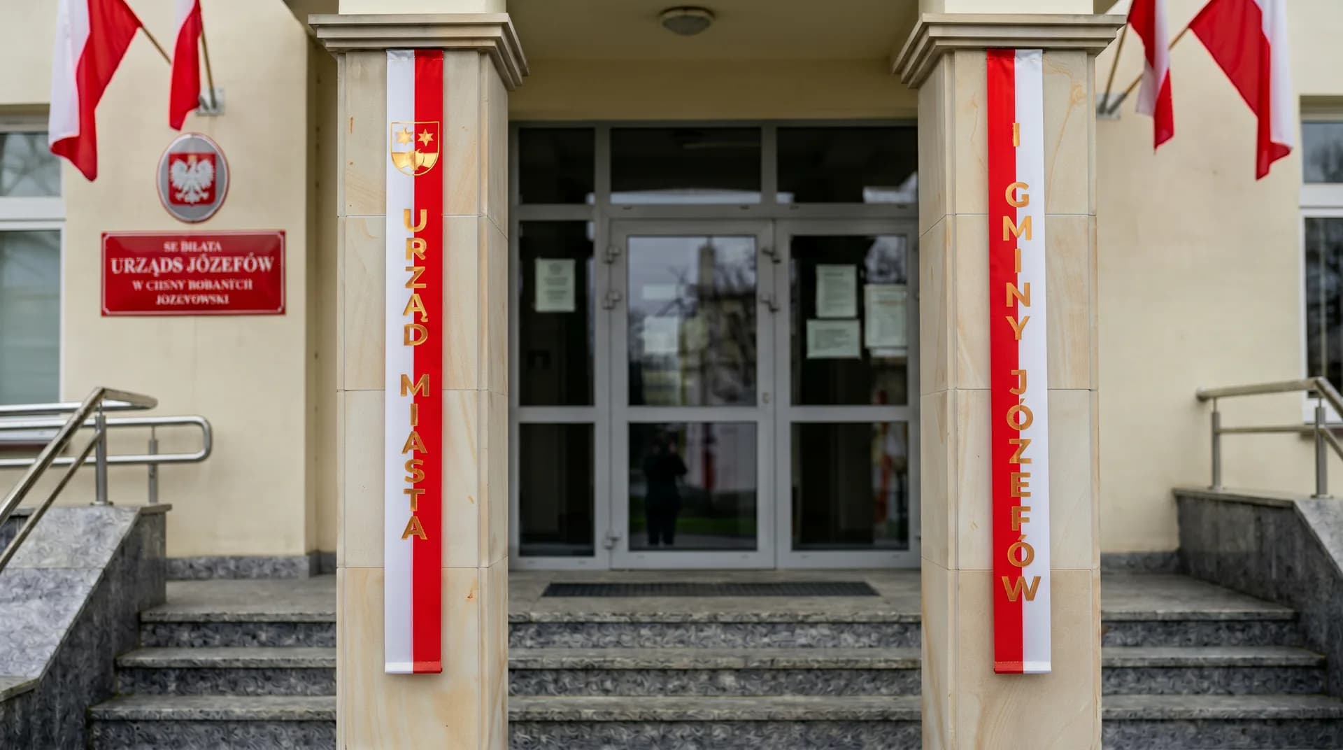 Eleganckie szarfy biało-czerwone na budynek urzędu z własnym nadrukiem